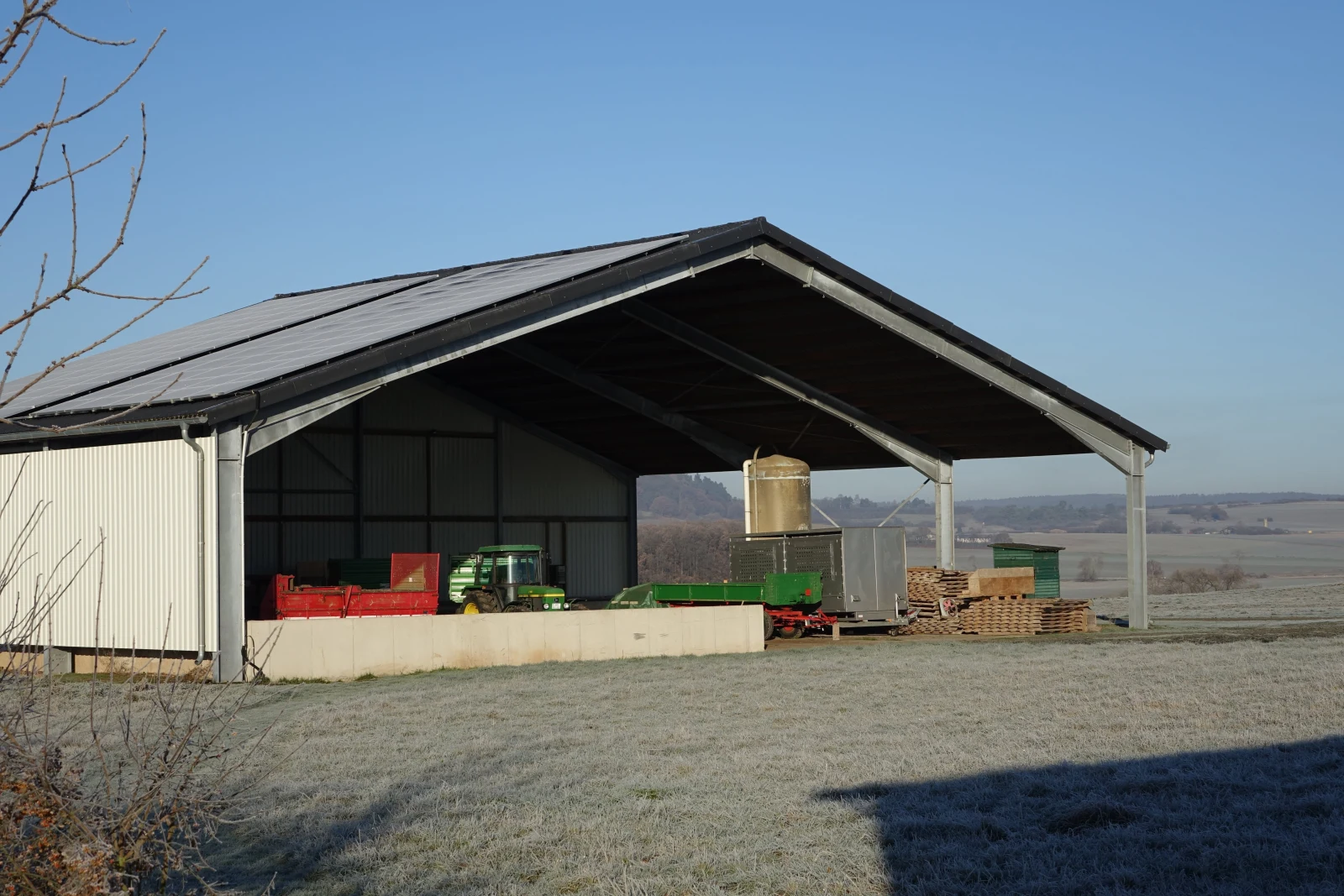 Maschinenhalle mit Photovoltaik-Anlage auf dem Geflügelhof Reinkemeier