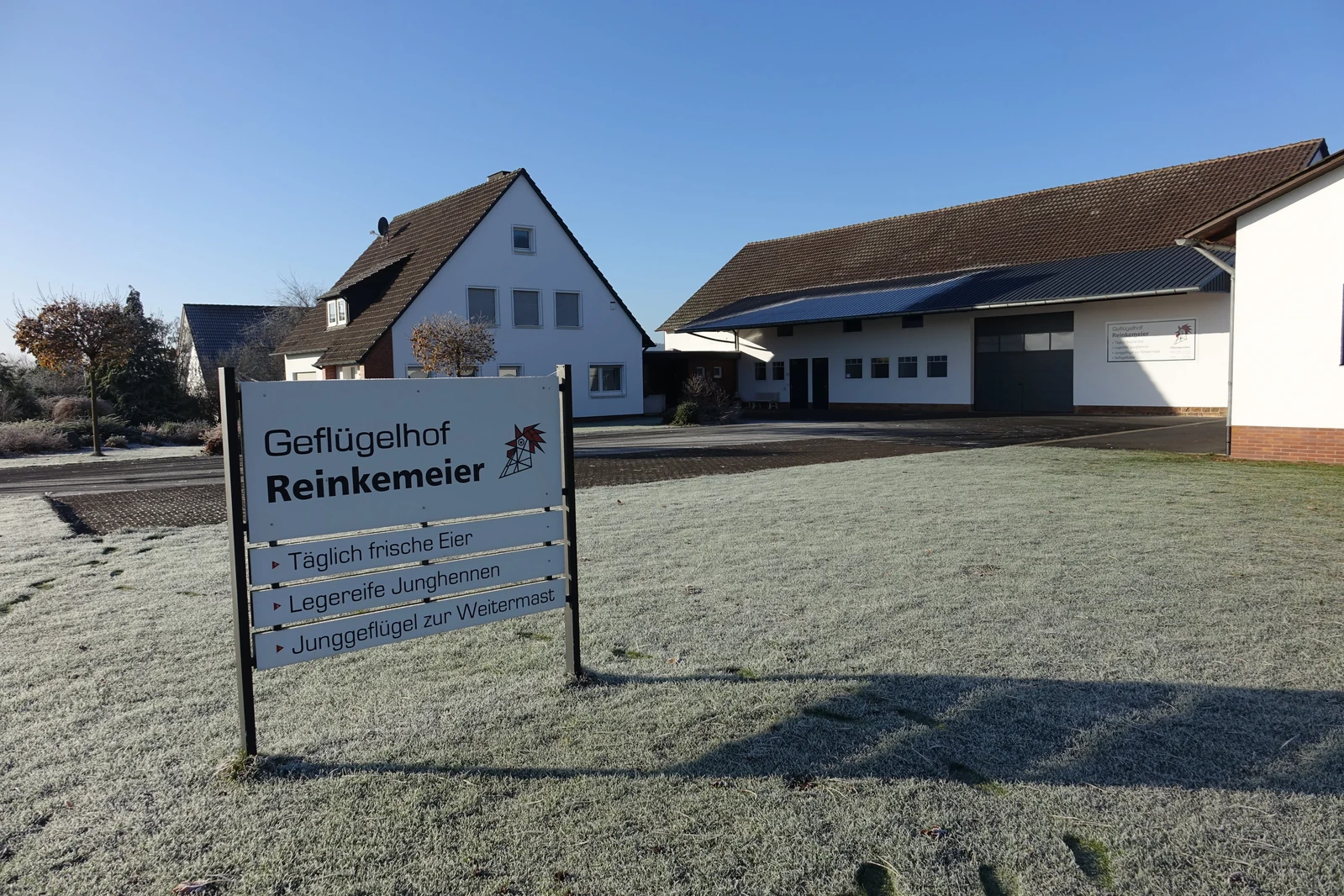 Geflügelhof Reinkemeier — Eingang mit Hofschild in Anzefahr