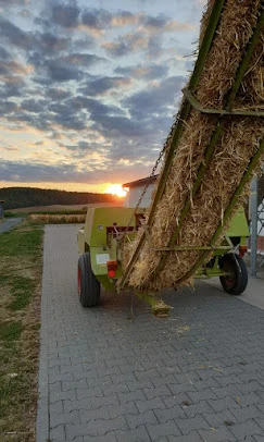 Strohballen-Pressen auf dem Feld · Geflügelhof Reinkemeier